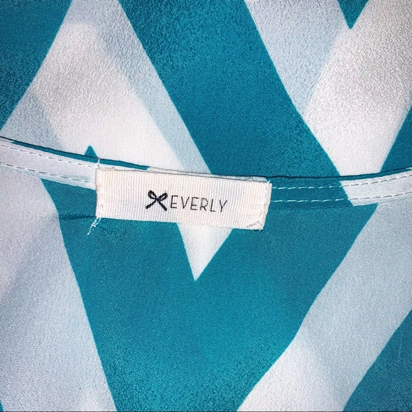 Beachy Flowy Teal and White Chevron Zig Zag V Neck Blouse Shirt Top Lightweight - Picture 7 of 10